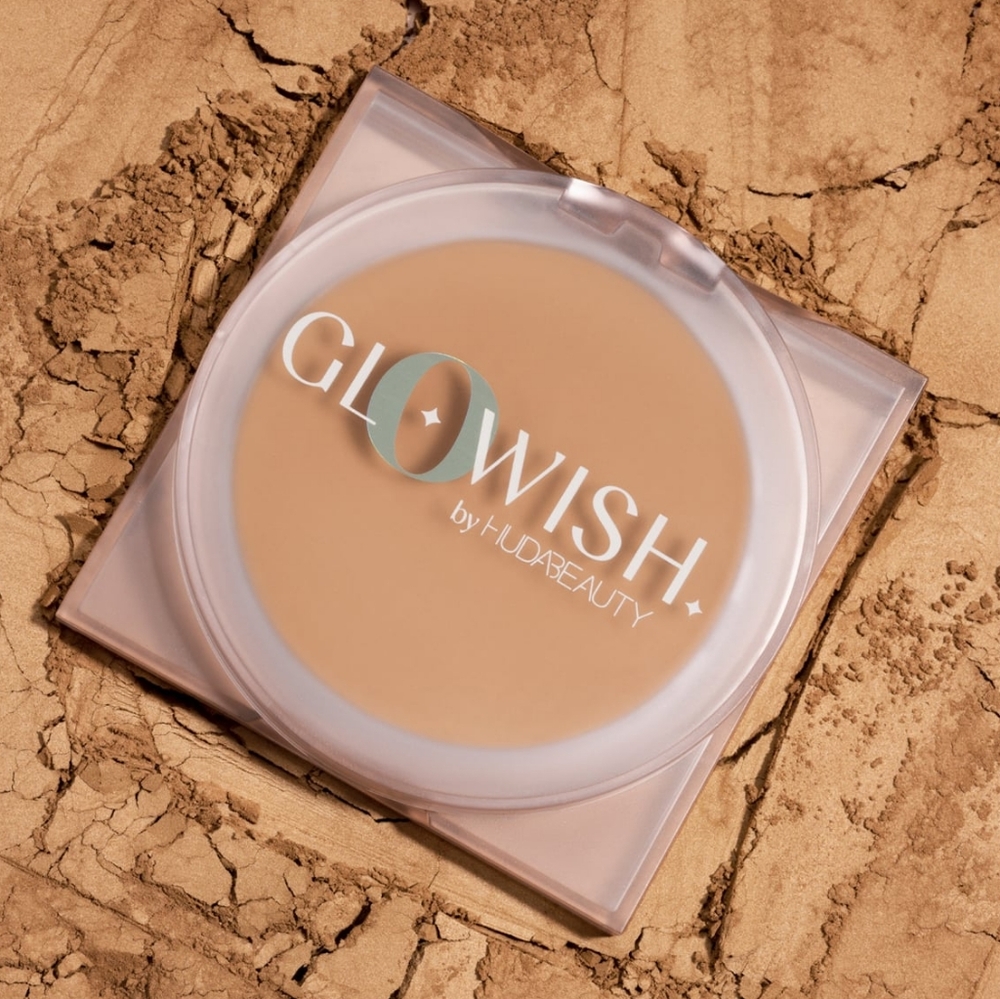Huda Beauty FULL SIZE Glowish Pressed Powder in 05 Medium (Neutral Undertones)